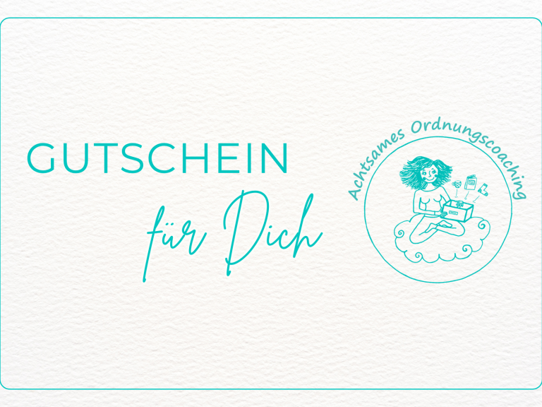 Grüner Gutschein mit roter Schleife und blühendem Zweig daneben.