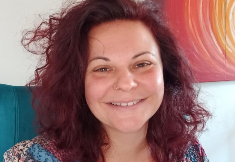 Zertifizierter Ordnungscoach DI Barbara Lipp, MA I achtsames Ordnen Frau mit lockigen Haaren lächelt