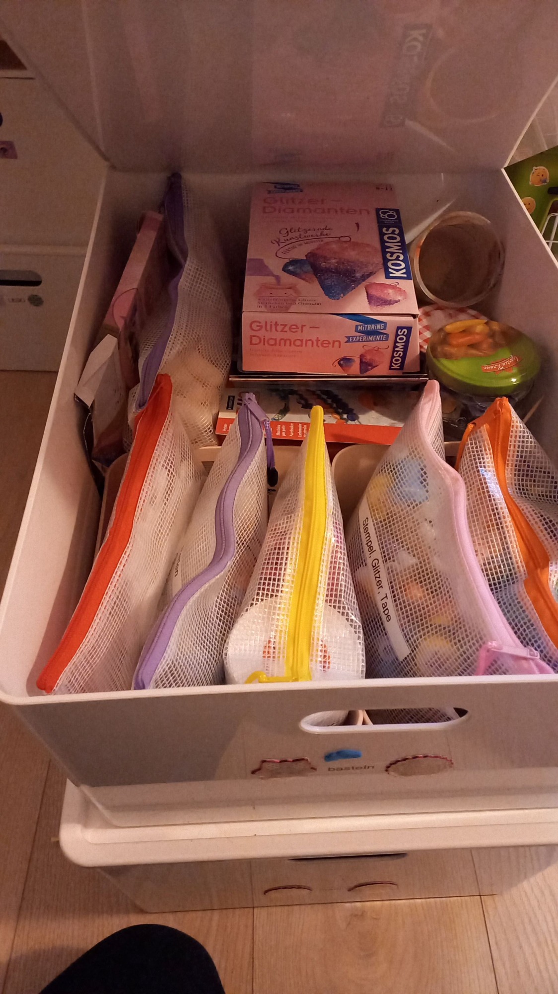 Detail Boxen Organisation Auch in den Boxen ist Ordnung