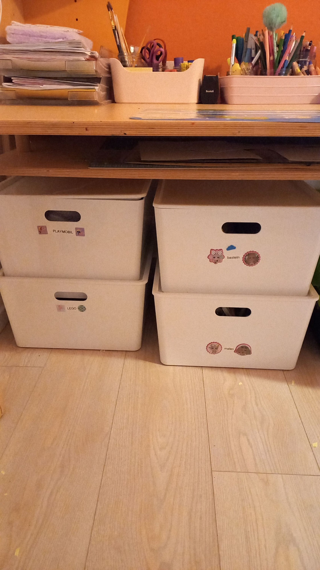 Detail Organizer Inhalte unter dem Schreibtisch in Boxen sortiert