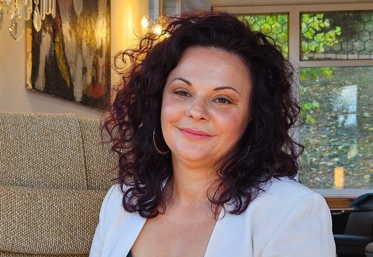 Frau mit lockigen Haaren lächelt